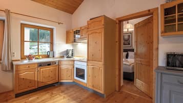 Kylskåp, mikrovågsugn, ugn och spishäll