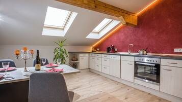 Kylskåp, mikrovågsugn, ugn och spishäll