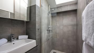 Douche, sèche-cheveux, serviettes fournies