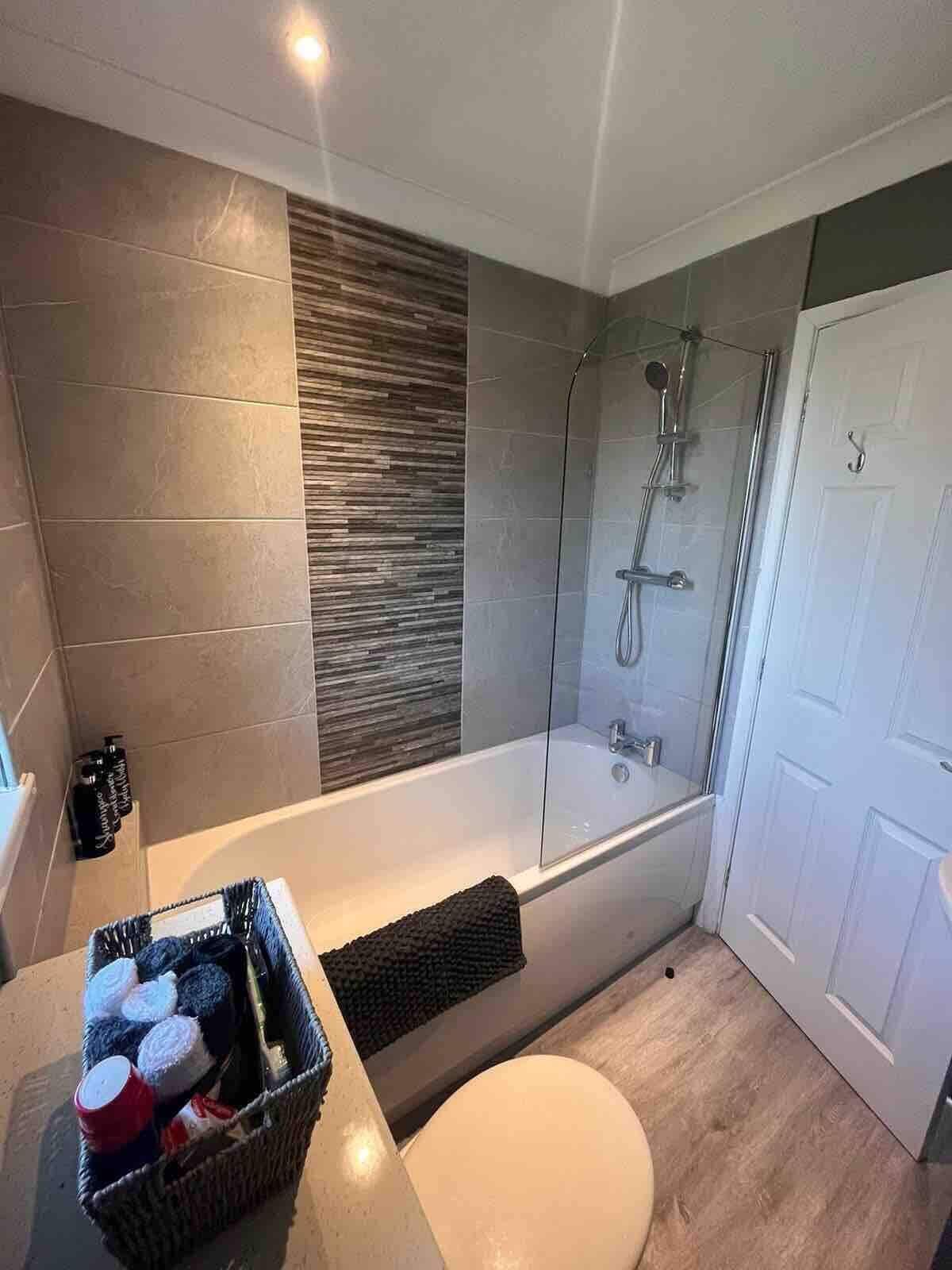 Séchoir à cheveux, serviettes fournies, savon, shampooing