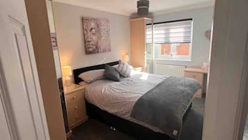 3 bedrooms, desk, iron/ironing board, travel crib