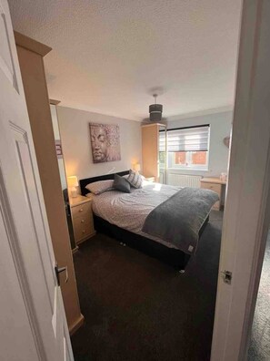 3 Schlafzimmer, Schreibtisch, Bügeleisen/Bügelbrett, Reisekinderbett