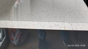 Een moderne keuken met een roestvrijstalen spoelbak, een waterkoker en een raam met uitzicht.