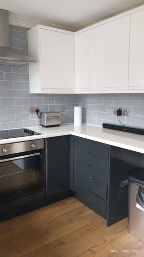 Fridge, microwave, oven, stovetop - Modern 3 Bed in Carlisle near the Lake District

 (Carlisle)