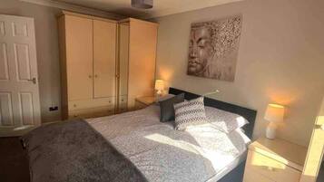 3 bedrooms, desk, iron/ironing board, travel crib