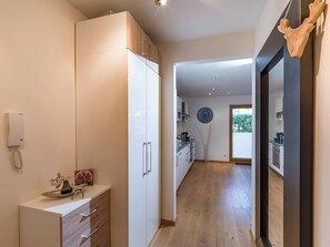 Frigorífico, horno, placa de cocina y lavavajillas