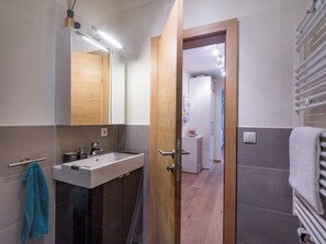 Dusj, hårføner og håndklær