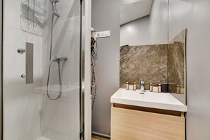 Estudio | Baño | Regadera, amenidades de baño gratuitas, secadora de cabello, toallas 