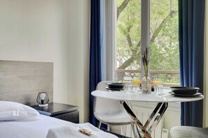Studio | Living area | 60-inch TV with cable channels - Résidence Paris MAGENTA (Paris)