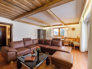 Televisión, chimenea, mesa de ping pong