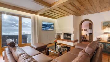 Tv, eldstad och ett bordtennisbord