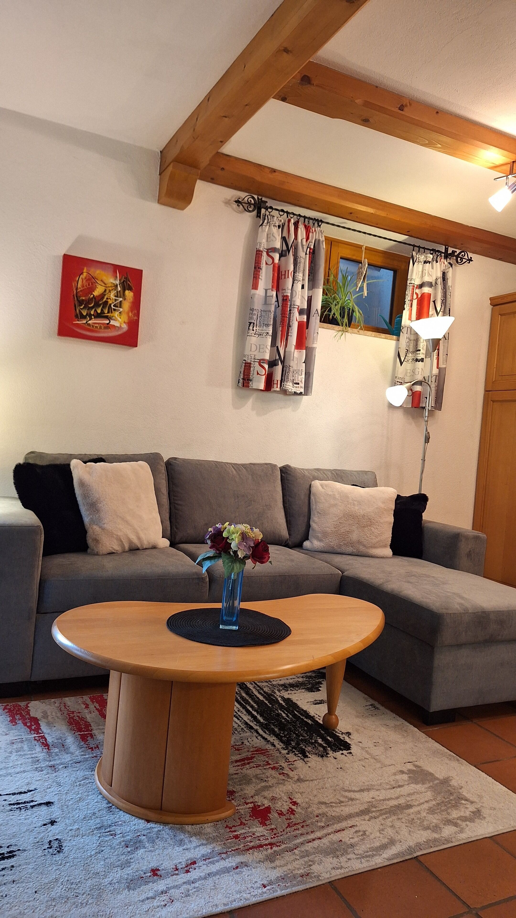 Fernseher, Kamin, Tischtennisplatte