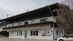 Un edificio con un cartello che riporta le scritte "Grederi Schwentner", "RM. TC. Radiografie. Ecografie".