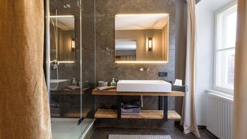 Dusche, Haartrockner, Handtücher