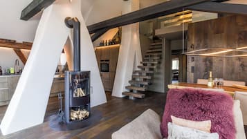 Fernseher, Kamin, Tischtennisplatte