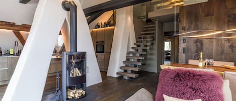 Fernseher, Kamin, Tischtennisplatte