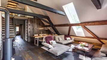 Fernseher, Kamin, Tischtennisplatte