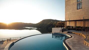 Hồ bơi ngoài trời