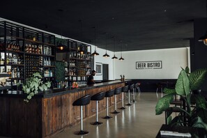 Bar (trong khuôn viên)