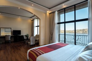 Habitación Premium, balcón, vistas al lago | Minibar, caja fuerte, escritorio y cortinas opacas