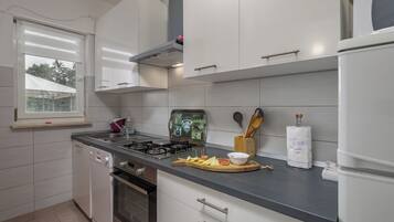 Kühlschrank, Mikrowelle, Ofen, Herdplatte