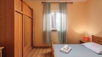 2 bedrooms, iron/ironing board, free WiFi, bed sheets