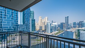 Een balkon met uitzicht op een stadshemel en een rivier.
