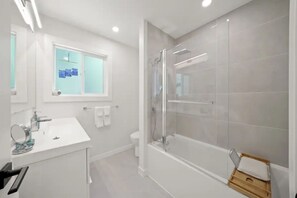 Dusche, Haartrockner, Handtücher, Seife