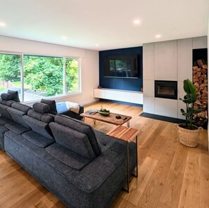 Smart-tv, eldstad, böcker och datorskärmar