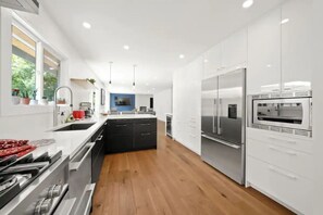 Kylskåp, mikrovågsugn, ugn och spishäll