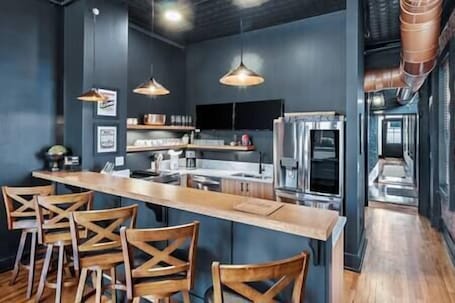 Fridge, microwave, oven, stovetop. Butchertown Bourbon House: Speakeasy/Sports Bar