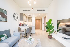 TV - Inviting 1BR in Azizi Riviera 32, Al Merkadh by Deluxe Holiday Homes (Dubai)