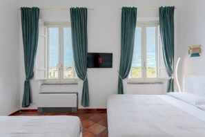 3 bedrooms, desk, iron/ironing board, free WiFi - Authentic Architectural Gem in the Heart of Rome
 (Roma)