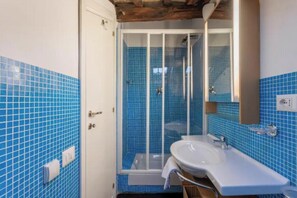 Hair dryer, bidet, towels, soap - Authentic Architectural Gem in the Heart of Rome
 (Roma)