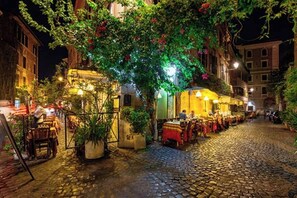 Outdoor dining - Authentic Architectural Gem in the Heart of Rome
 (Roma)