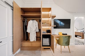 Attic Superior | 1 habitación, ropa de cama de alta calidad y minibar