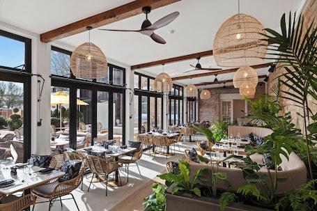 Breakfast, lunch and dinner served