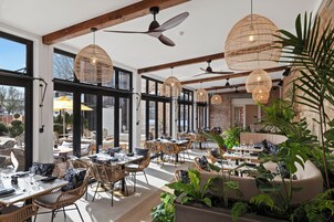 供应早餐、午餐和晚餐