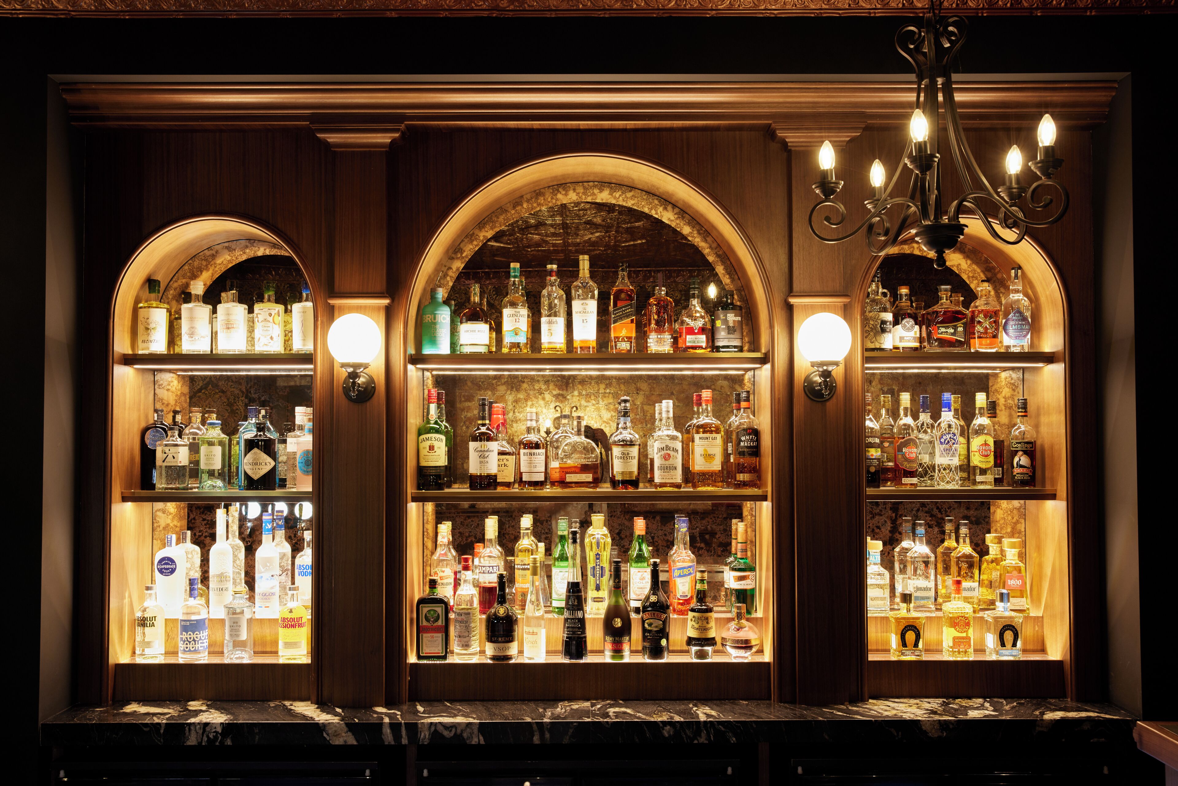 2 bars/lounges, cocktail bar