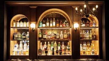 2 bars/lounges, cocktail bar