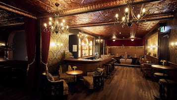 2 bars/lounges, cocktail bar