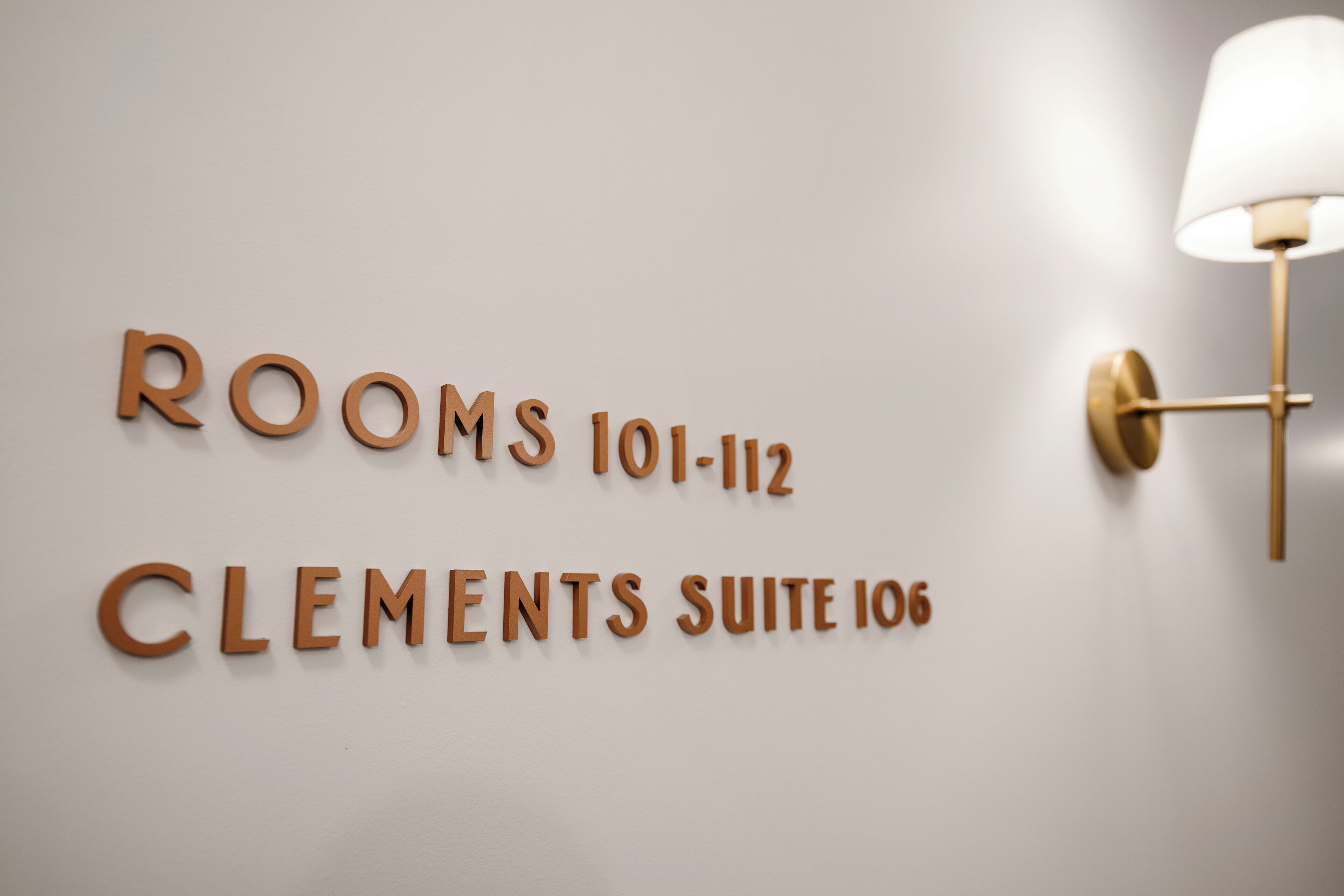 Una pared con números de habitaciones e información sobre las suites.