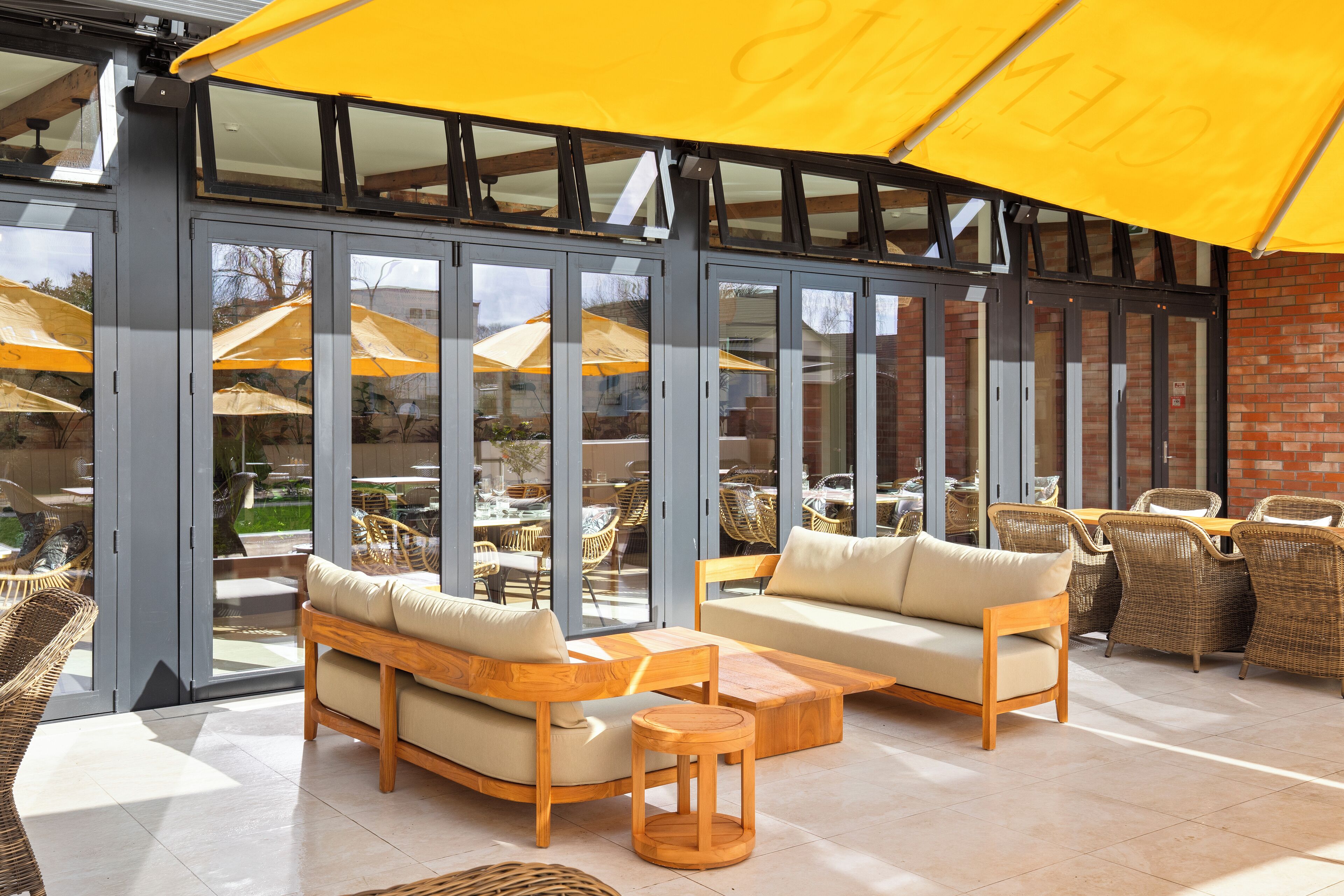 早餐，供應午餐和晚餐