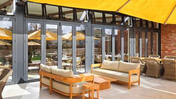 Breakfast, lunch and dinner served