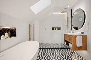 Chambre exécutive | Salle de bain | Douche, séchoir à cheveux, peignoirs, pantoufles