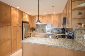 Cafetera y tetera y tostadora