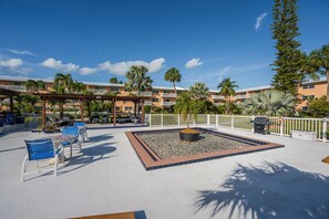 Outdoor dining - A KOKOMO COTTAGE-A311: 3  BR, 2  BA Condominium in Key West, Sleeps 6 (Key West)