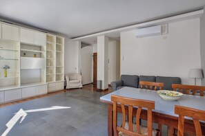 Leilighet | Oppholdsområde | En 42-tommers smart-TV med kabel-kanaler