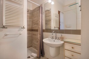 Apartment | Bathroom | Shower, hair dryer, bidet, towels - Two Bedroom Aparment (Florence)
