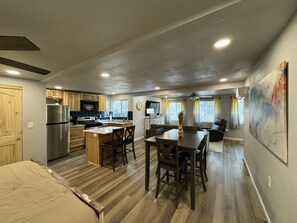 Condo, 1 Bedroom | Tempat makan